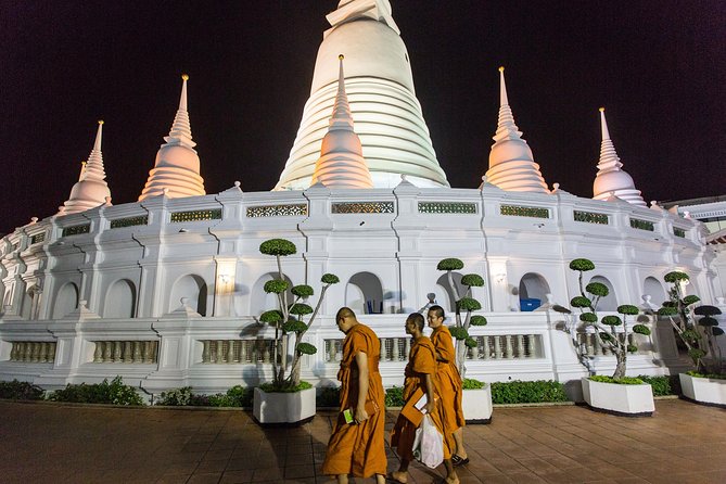 Bangkok by Night: Temples, Markets and Food Tuk-Tuk Tour - Dinner, with a choice of local dishes