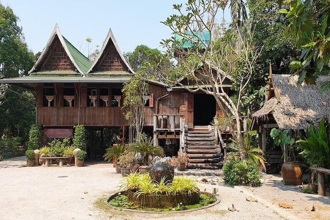 Bangkok Classic 3-Temples With Buffet Lunch Day Tour - Guides can make or break the day