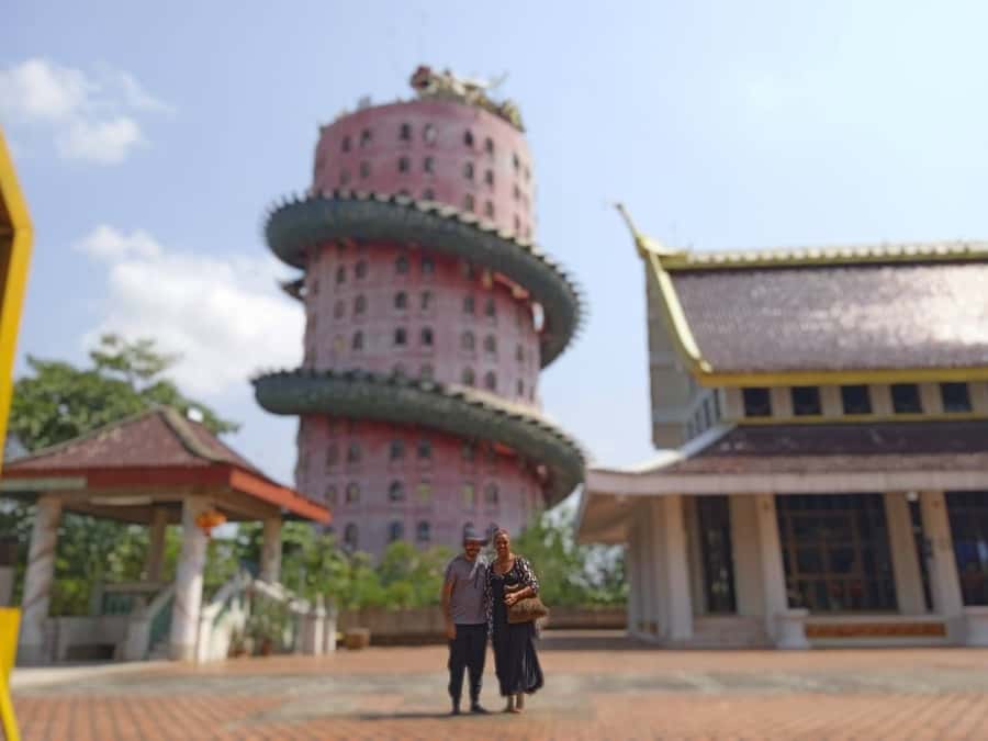 Bangkok: Dragon Temple, Roots Temple and Amphawa in spanish - What the Spanish guide adds