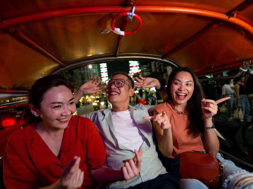 Bangkok: Evening Tour with Wat Arun, Wat Pho & Tuk Tuk Ride - Meeting at Tha Tian Pier and walking along Maha Rat Road