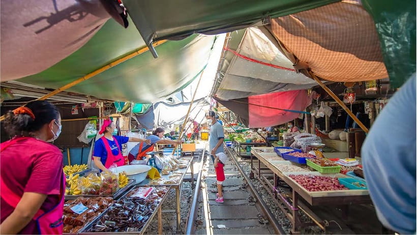 Bangkok: Floating Market, Phra Pathom Pagoda & Cafes Tour - Should you book the Maeklong and floating market tour?