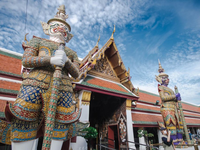 Bangkok: Grand Palace and Wat Arun Guided Walking Tour - Crossing the Chao Phraya by ferry