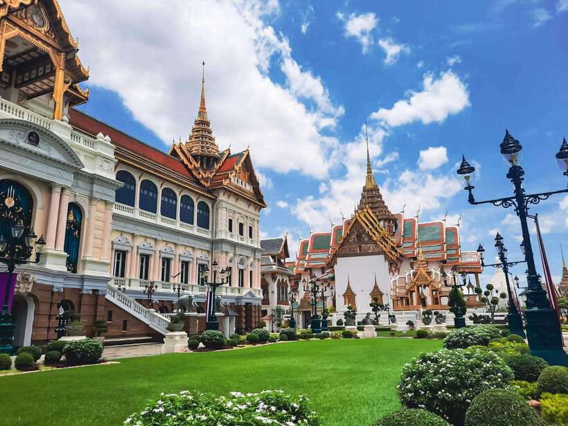 Bangkok: Grand Palace and Wat Phra Kaew Guided Walking Tour - Why a guide helps inside Bangkok’s Grand Palace