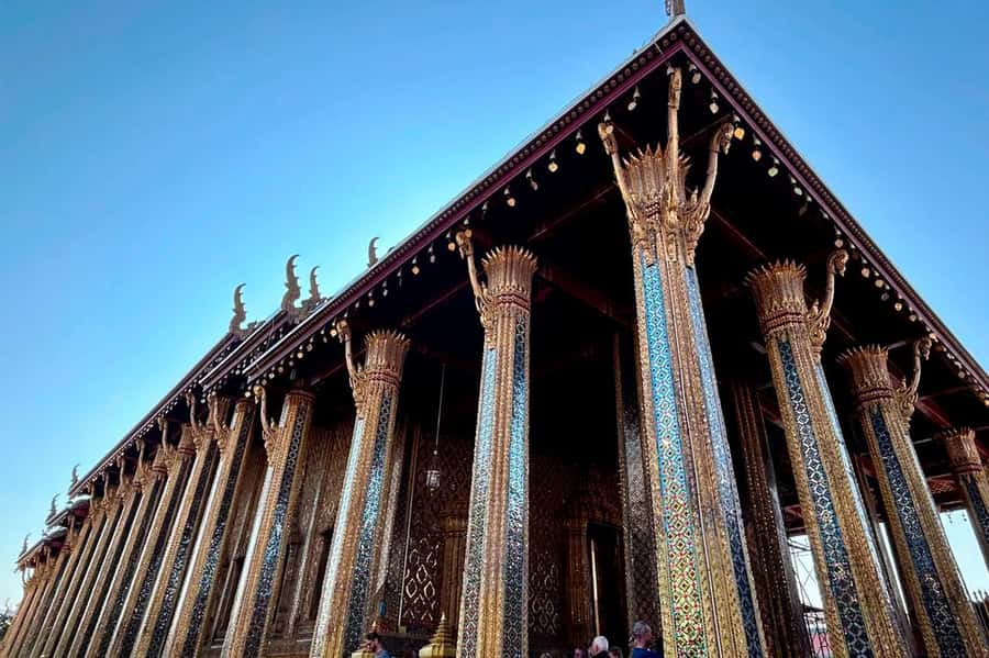 Bangkok: Grand Palace, Wat Arun & Giant Buddha Iconic Tour - Crossing the Chao Phraya by public ferry