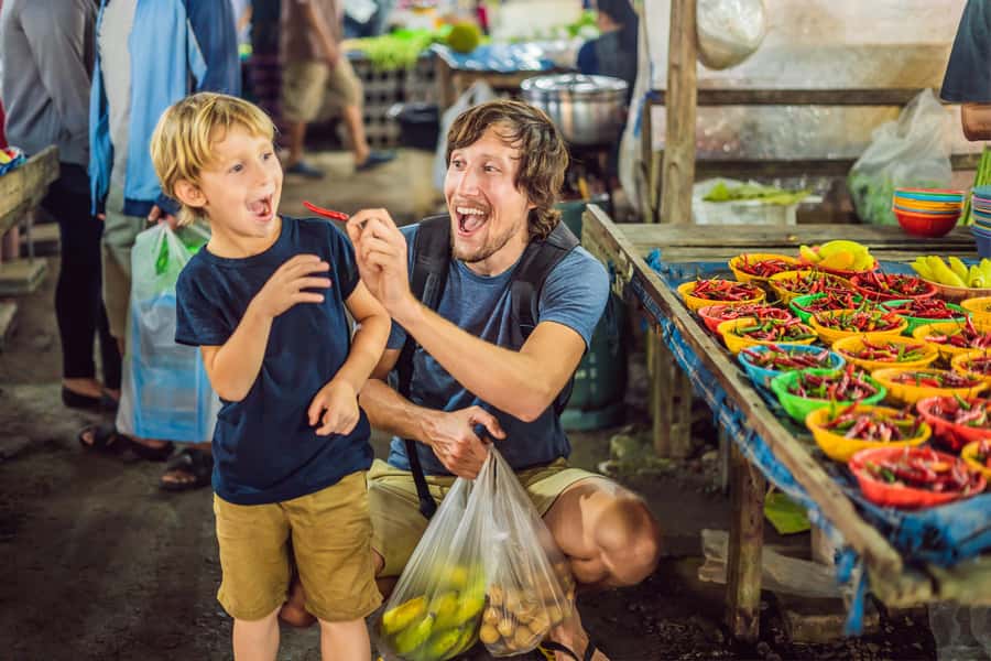 Bangkok: Grand Palace, Wat Pho and Chinatown Walking Tour - Chinatown first, with food stalls and old shrines