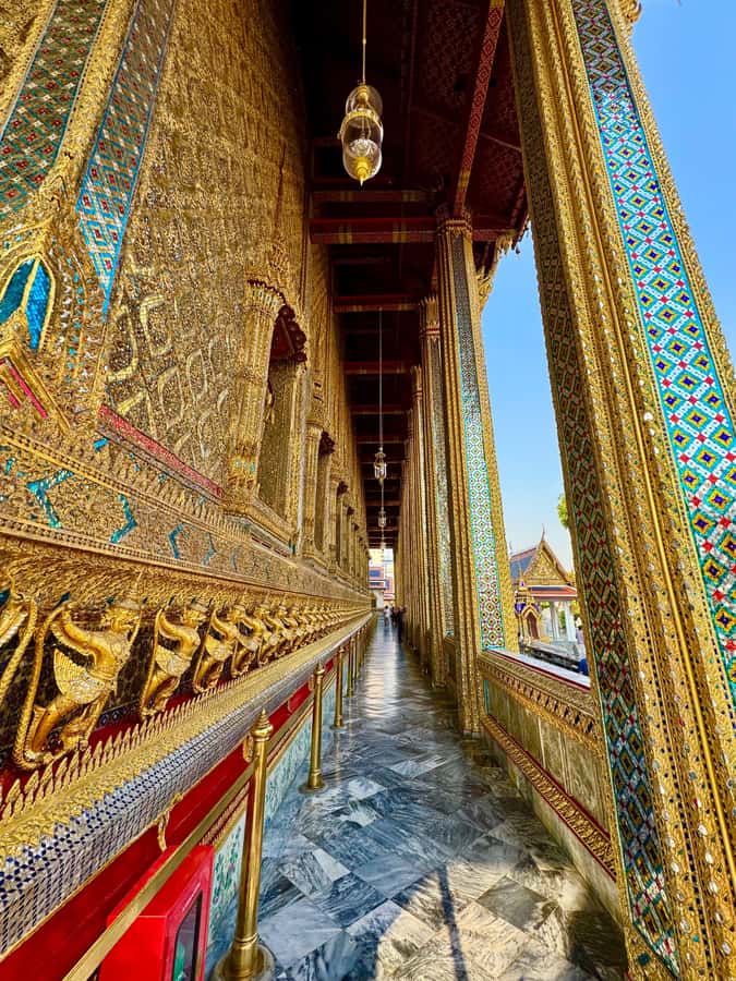 Bangkok: Grand Palace, Wat Pho and Chinatown Walking Tour - Wat Phra Kaew and the Emerald Buddha