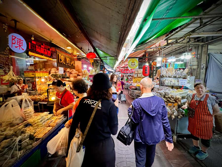 Bangkok: Grand Palace, Wat Pho and Chinatown Walking Tour - The guides make the difference