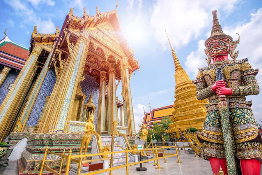 Bangkok: Grand Palace, Wat Pho, and Wat Arun Private Tour - The Grand Palace gives you Bangkok’s big opening scene