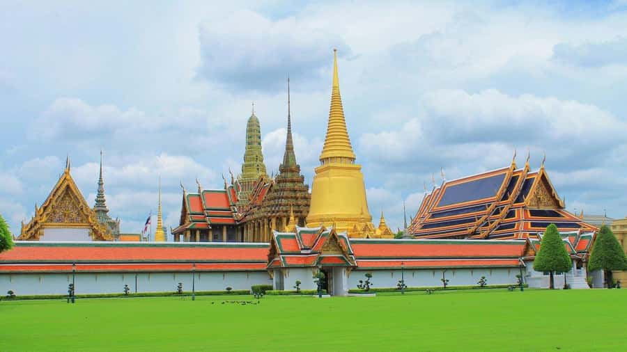 Bangkok: Grand Palace & Wat Pho Half-Day Private Tour - The Grand Palace: gold roofs, murals, and royal ceremony