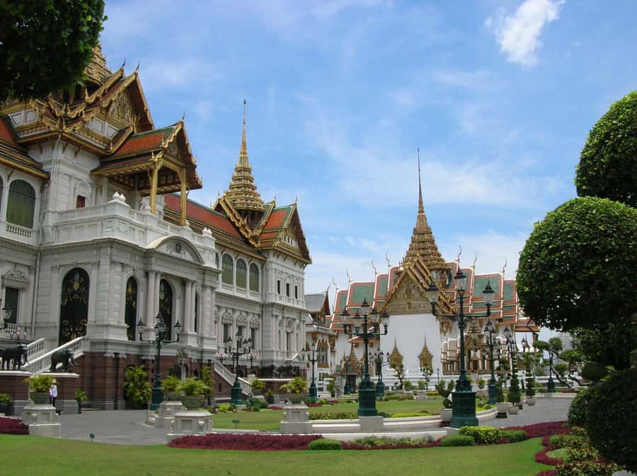 Bangkok: Grand Palace & Wat Pho Half-Day Private Tour - The Emerald Buddha and the temple’s rules