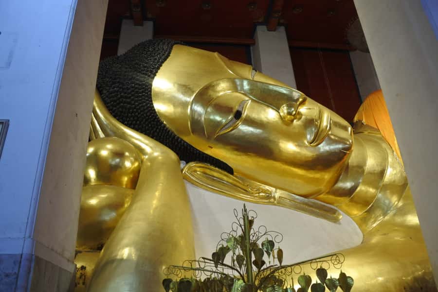 Bangkok: Grand Palace & Wat Pho Half-Day Private Tour - Wat Pho and the giant reclining Buddha