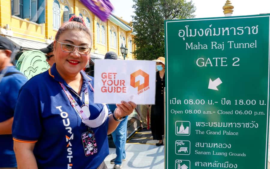 Bangkok: Grand Palace, Wat Pho, & Wat Arun Walking Tour - Crossing the Chao Phraya to Wat Arun