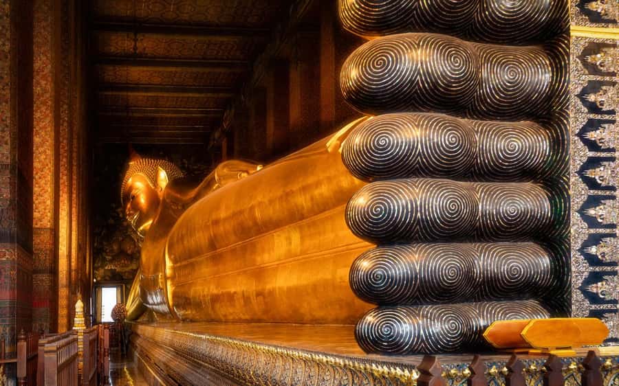 Bangkok: Grand Palace, Wat Pho, & Wat Arun Walking Tour - Wat Arun and its porcelain-covered spires