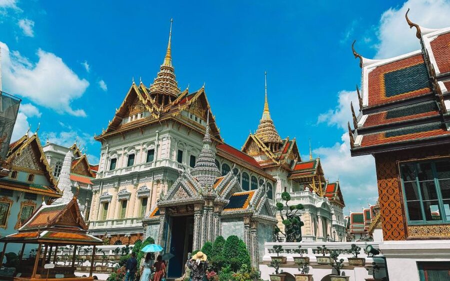 Bangkok: Grand Palace, Wat Pho, & Wat Arun Walking Tour - Dress, bags, and daily comfort