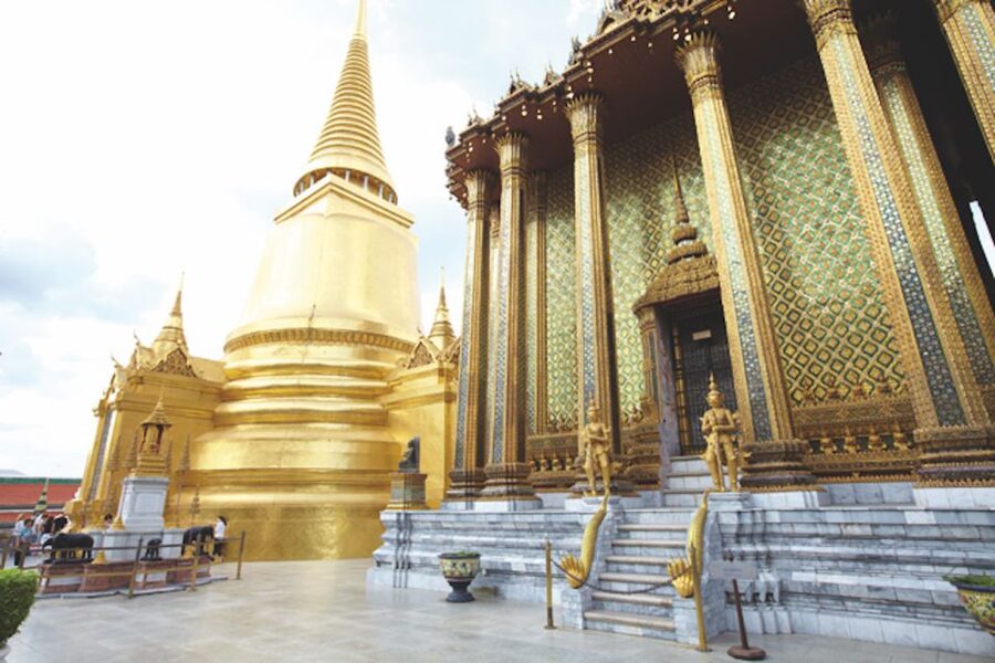 Bangkok: Half-Day Temple and Grand Palace Group Tour - What the guide adds to the visit