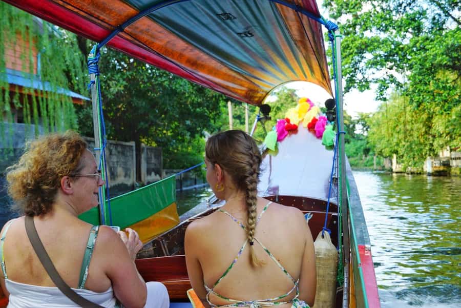 Bangkok: Highlights with Food Tour & Sunset in Wat Arun - Riding a long-tail boat through Bangkok’s canals