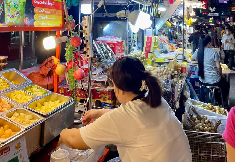 Bangkok: Highlights with Food Tour & Sunset in Wat Arun - Tuk-tuk lights past Bangkok’s major sights