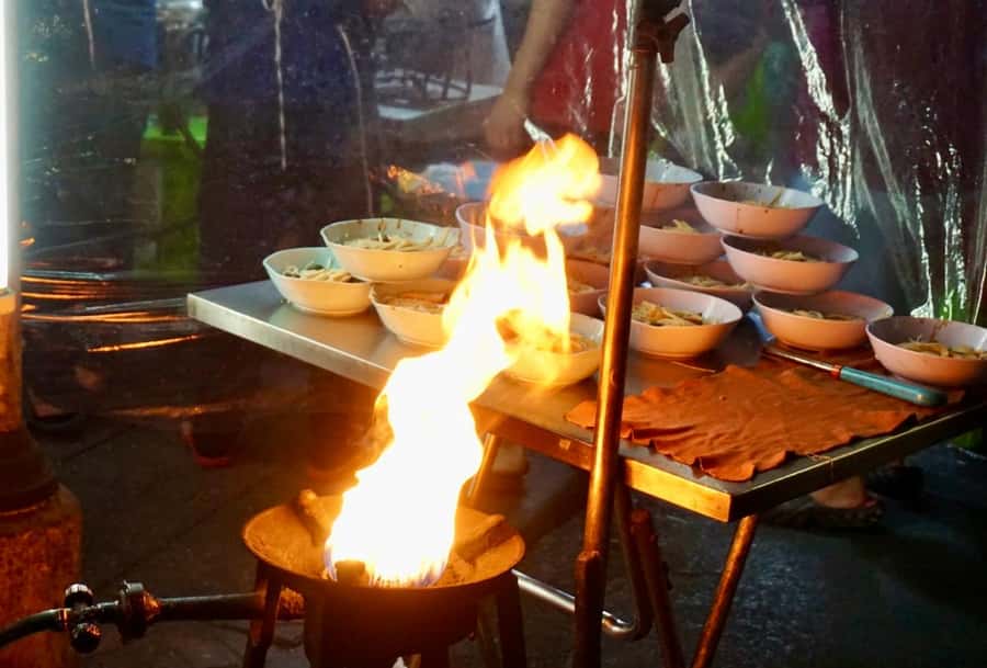 Bangkok: Highlights with Food Tour & Sunset in Wat Arun - Chinatown street food, with guidance on what to try