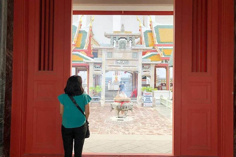 Bangkok: Historical Temples Tour & Hidden Bar at Sunset - Wat Arun after the crowds thin out