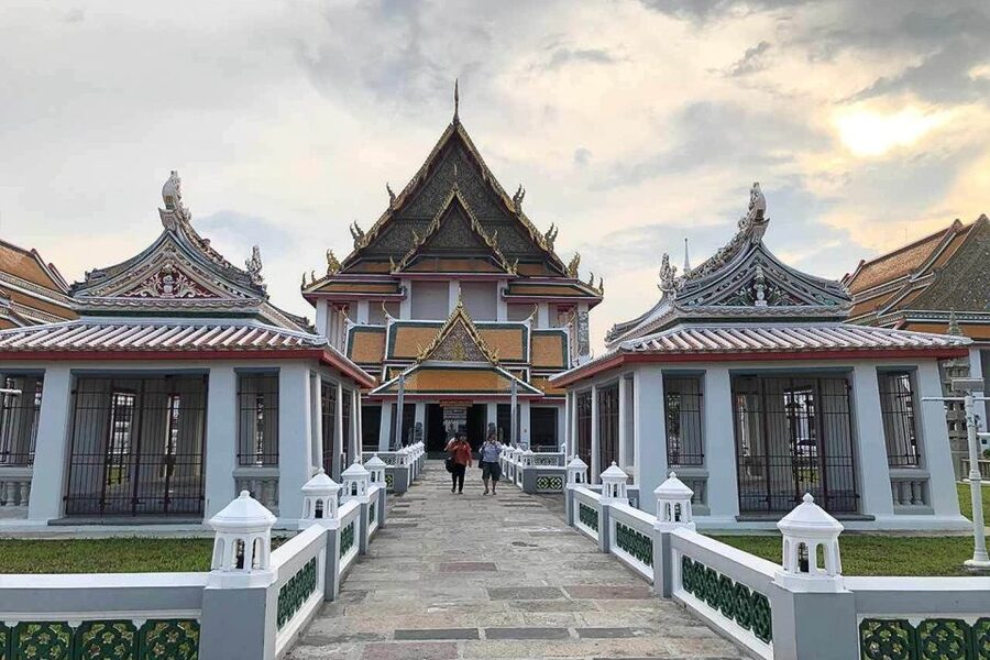 Bangkok: Historical Temples Tour & Hidden Bar at Sunset - Guide quality can shape the whole evening