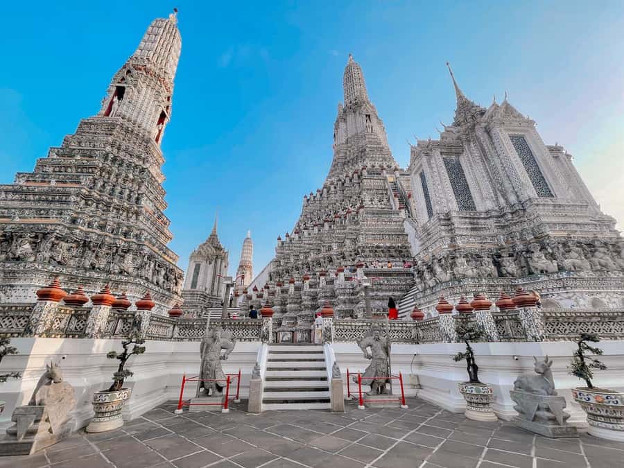 Bangkok: Iconic Temples Private Tour - The short tuk-tuk ride to Wat Pho