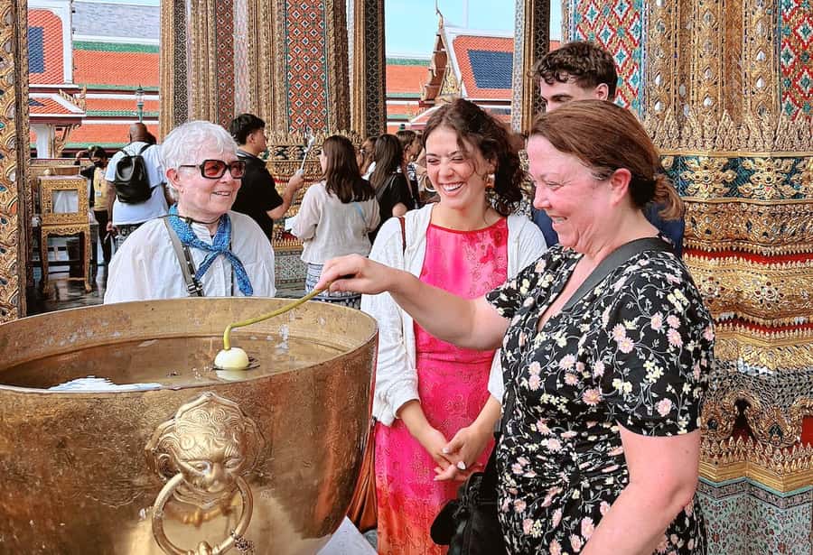 Bangkok: Iconic Temples Private Tour - Crossing the Chao Phraya River