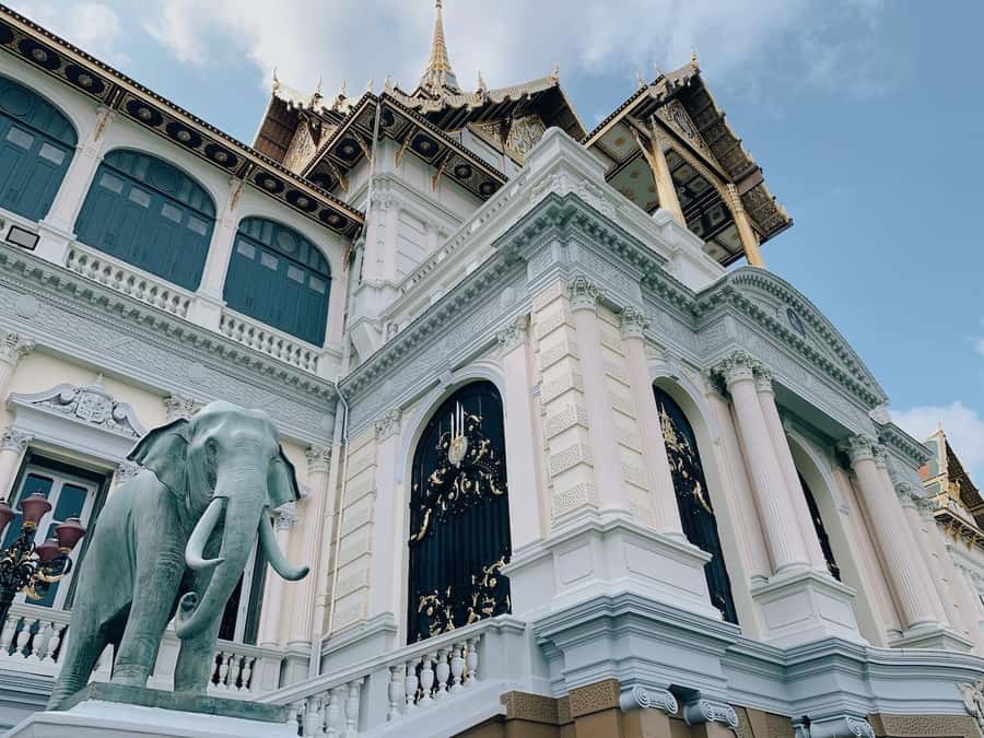 Bangkok: Iconic Temples Private Tour - Wat Arun and its white prang