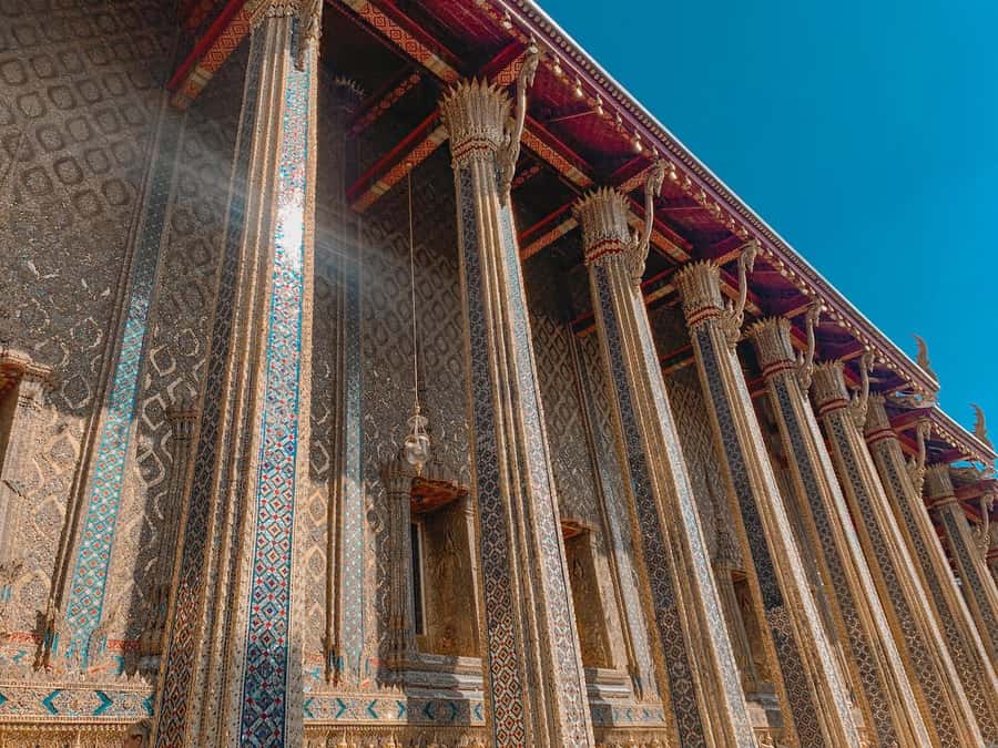 Bangkok: Iconic Temples Private Tour - Meeting your guide near Tha Chang Pier