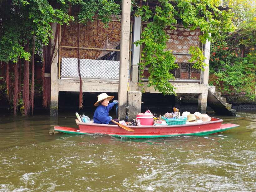 Bangkok Long Boat Canal a Big Buddha & Culture Markets Tour - Food, photos, and free time at the local market
