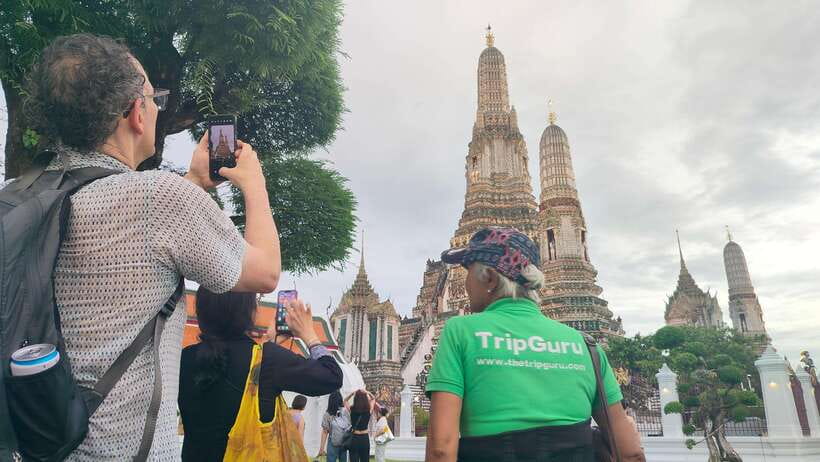 Bangkok: Longtail Boat Canal Tour to Wat Arun - What the guides add to the experience