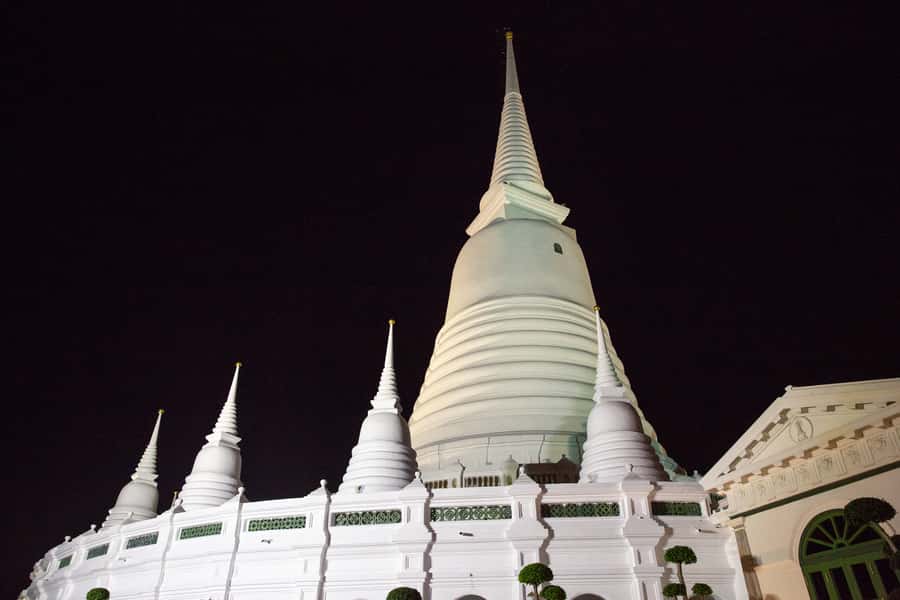 Bangkok: Markets, Temples and Food Night Tour by Tuk Tuk - The guide can make or break the evening