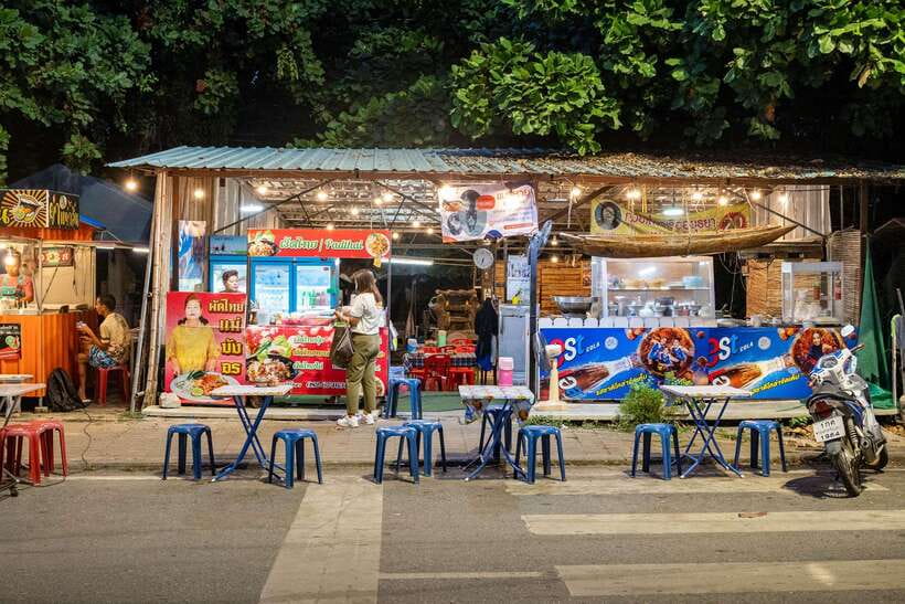 Bangkok: Night Bike Tour with Temples & Flower Market Visit - Guides, group size, and the safety factor