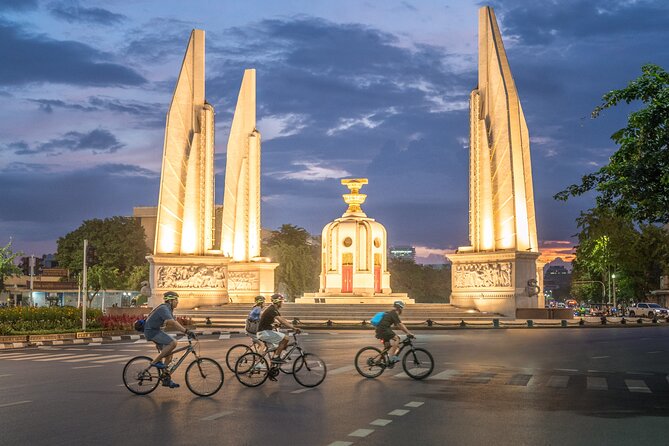 Bangkok: Night Bike Tour with Temples & Flower Market Visit - Starting at Maha Chai Road and fitting the bike
