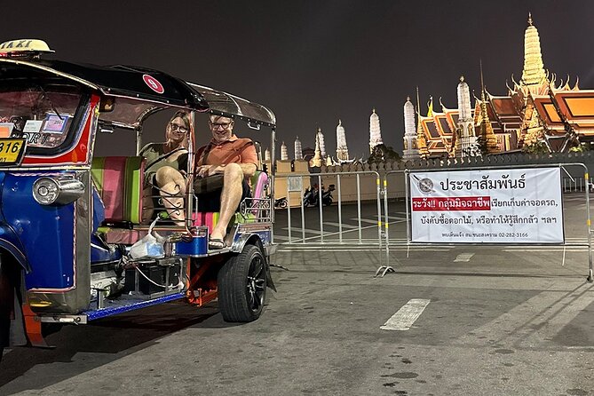 Bangkok Night Tour: Food, Temple & Tuk Tuk - Guides, group size, and the tuk tuk setup