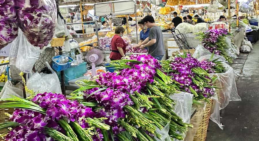 Bangkok Night Tour: Food, Temple & Tuk-Tuk - Dinner by the river or at a local restaurant