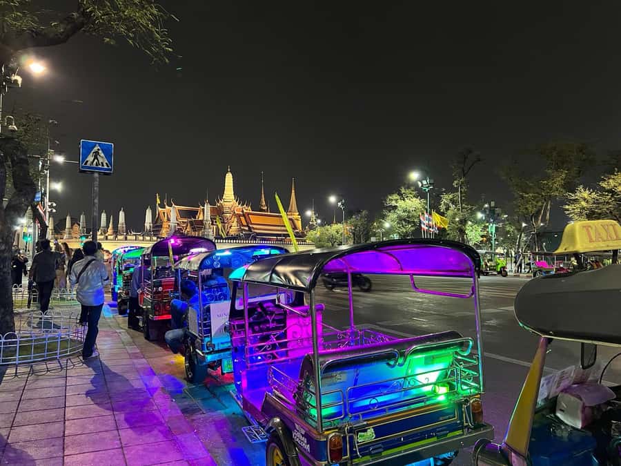 Bangkok Night Tour: Food, Temple & Tuk-Tuk - Chinatown after dark