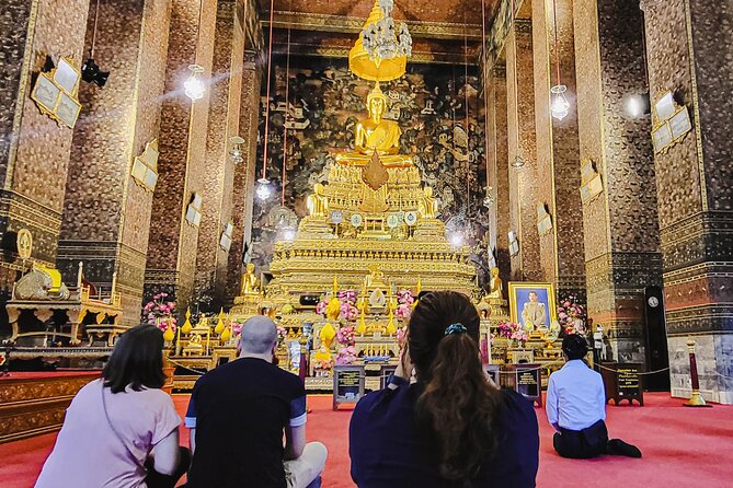 Bangkok Night Tour: Wat Arun, Wat Pho, Chinatown & Tuk Tuk Ride - Yaowarat after dark