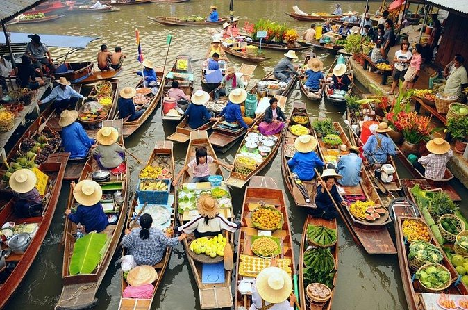 Bangkok: Railway and Floating Market Tour + Dragon Temple - Guides, timing, and the human side of the outing