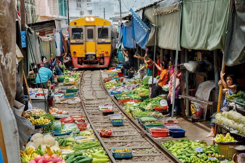 Bangkok: Railway and Floating Market Tour with Dragon Temple - Why this Bangkok day trip works