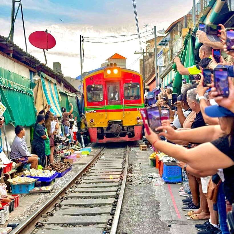Bangkok: Railway and Floating Market Tour with Dragon Temple - What the guide adds to the day