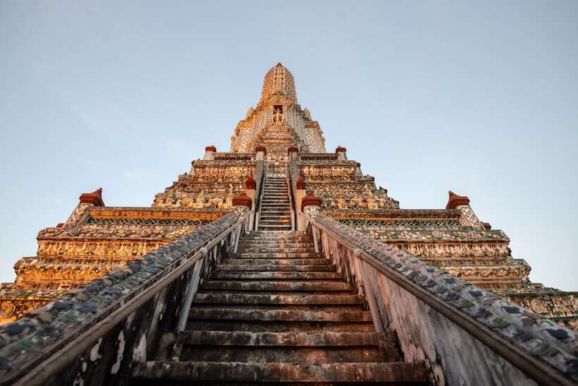 Bangkok: Wat Pho and Wat Arun Guided Walking Tour - What the guides add