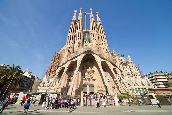 Barcelona Highlights Tour and Montserrat Monastery with Hotel Pick-up - Why Montserrat is the day’s defining stop