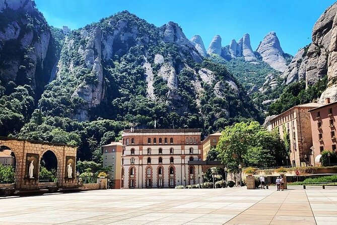 Barcelona to Montserrat Monastery: Tour, Transfers & Basilica - The climb from Barcelona to Monserrat