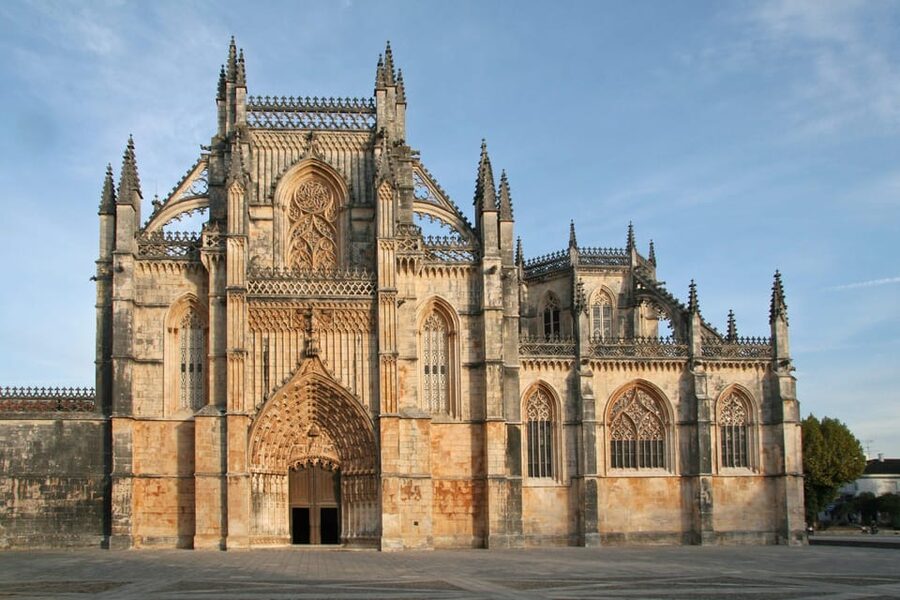 Batalha: A Local's Guided Tour of the Batalha Monastery - The facade: Gothic scale and Manueline detail