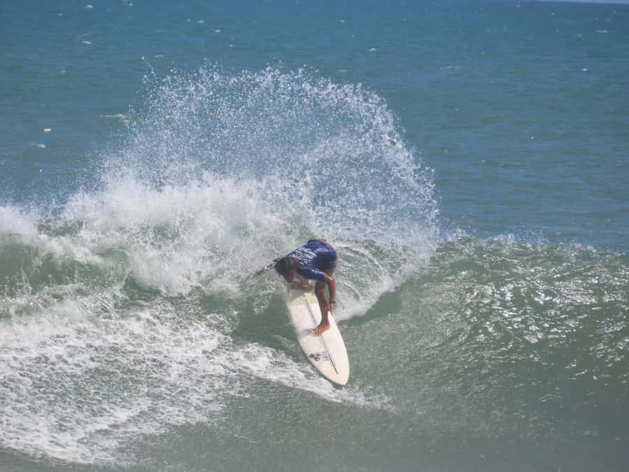 Best Surf Lesson around Uluwatu - Why Balangan Beach works for a first lesson