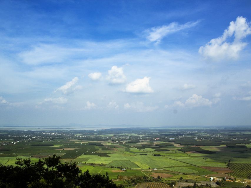 Black Virgin Mountain, Cao Đài Temples & Củ Chi Tunnels Tour - Lunch and the road toward Củ Chi