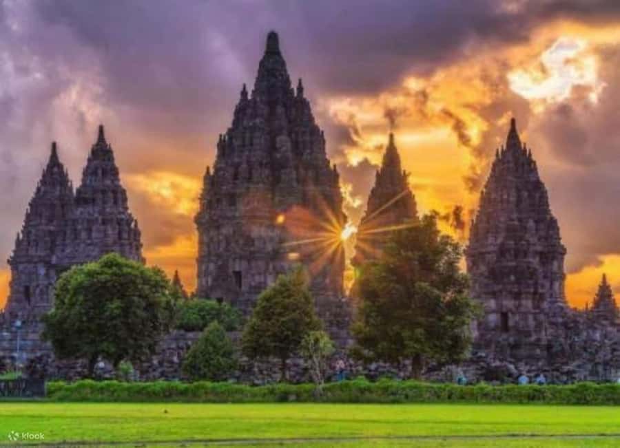 Borobudur &Prambanan Temple Tour Guaranteed Climb to the top - One day, two very different monuments