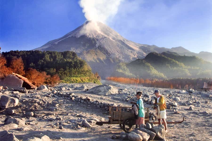 Borobudur Sunrise, Merapi Volcano & Prambanan Full Day Tour - Setumbu Hill before sunrise