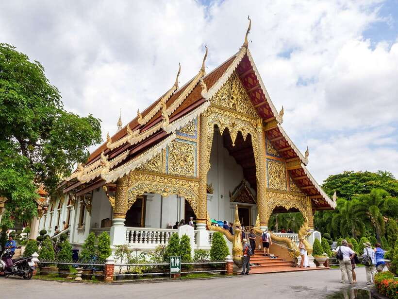 Chiang Mai: 3 Hour Old City and Temples Guided Walking Tour - Wat Chedi Luang and Chiang Mai’s monumental center
