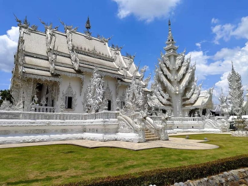 Chiang Mai: Chiang Rai Red, White, and Blue Temples day tour - Lunch near the White Temple